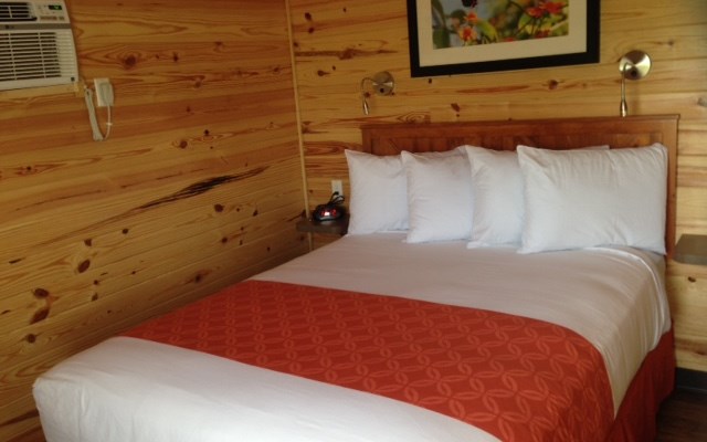 KL7 2 Bedroom Deluxe Cabin with 2 Queen Beds